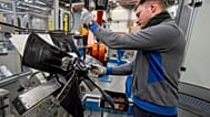 Archivbild: Ein Arbeiter montiert Ventilatoren im EBM-Papst-Werk im baden-württembergischen Hollenbach in Deutschland, Dienstag, vierter Februar 2025.