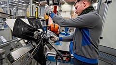 Archiwalne zdjęcie: pracownik montuje wentylatory w zakładzie EBM-Papst w Hollenbach w Niemczech, wtorek 4 lutego 2025 r.