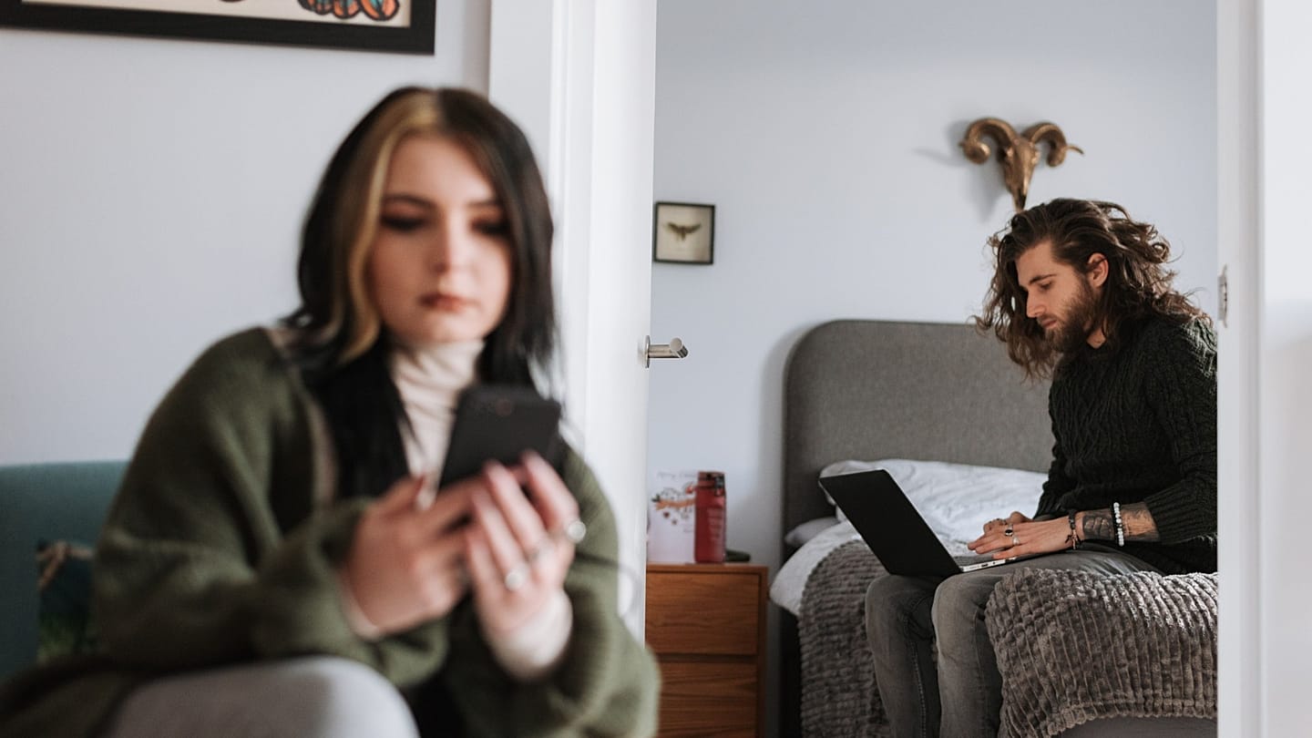 Phubbing nedir: ilişkileri sessizce bozan telefon alışkanlığı