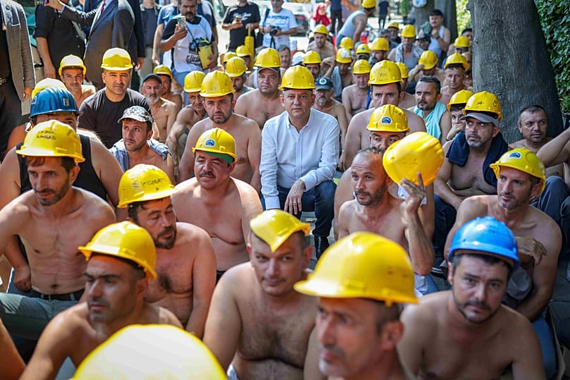 Yeni Parti Genel Başkanı Özgür Özel maden işçilerine destek vermek amacıyla eylem alanına geldi, Ankara, 25 Ağustos 2026.