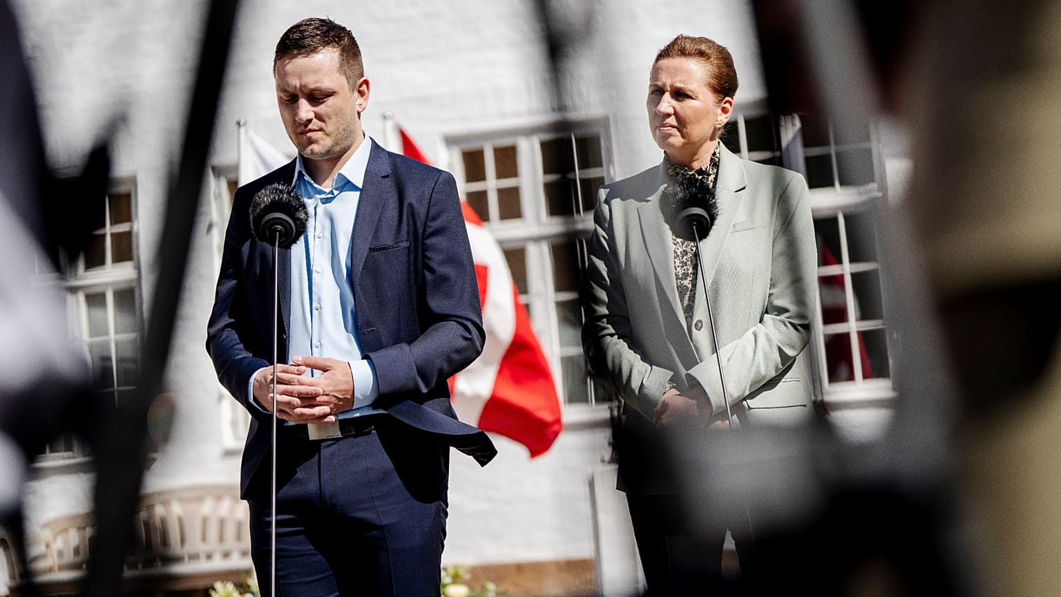 Balra Grönland miniszterelnöke, Jens-Frederik Nielsen, jobbra Dánia miniszterelnöke, Mette Frederiksen látható 2025. április 27-én a dániai Marienborgban.