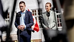 Premier Grenlandii Jens-Frederik Nielsen (z lewej) i premier Danii Mette Frederiksen (z prawej) w Marienborgu w Danii, 27 kwietnia 2025 r.