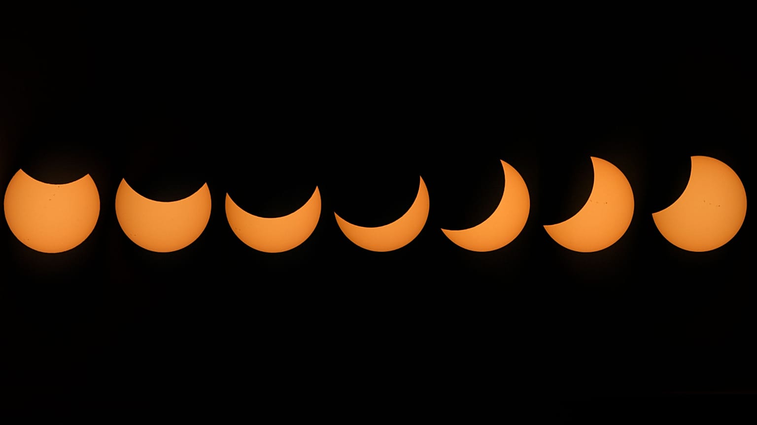 Esta imagen compuesta reúne nueve fotografías tomadas durante el eclipse de 2017, el 21 de agosto de 2017.