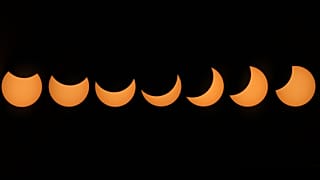 Imagem composta de nove fotografias tiradas durante o eclipse de 21 de agosto de 2017