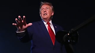 АРХИВ: Президент США Дональд Трамп разговаривает с журналистами после прибытия на борту Air Force One на базу Эндрюс (шт. Мэриленд), 11 августа 2026 года