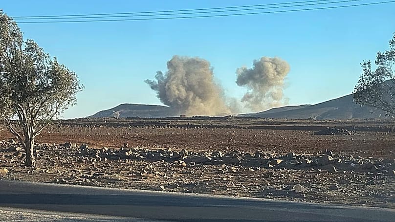 دخان يتصاعد إثر غارة إسرائيلية على قرية جباب قرب درعا جنوبي سوريا، 16 يوليو/تموز 2025. 