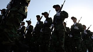 عناصر من الحرس الثوري الإيراني خلال عرض عسكري في طهران عام 2007.