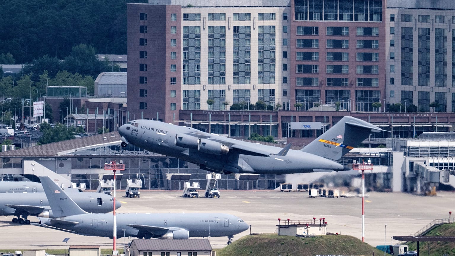 طائرة نقل عسكرية أمريكية من طراز C-17 تقلع من قاعدة رامشتاين الجوية في ألمانيا، في 23 حزيران 2025.