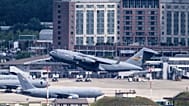 طائرة نقل عسكرية أمريكية من طراز C-17 تقلع من قاعدة رامشتاين الجوية في ألمانيا، في 23 حزيران 2025.