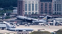 طائرة نقل عسكرية أمريكية من طراز C-17 تقلع من قاعدة رامشتاين الجوية في ألمانيا، في 23 حزيران 2025.