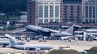 طائرة نقل عسكرية أمريكية من طراز C-17 تقلع من قاعدة رامشتاين الجوية في ألمانيا، في 23 حزيران 2025.