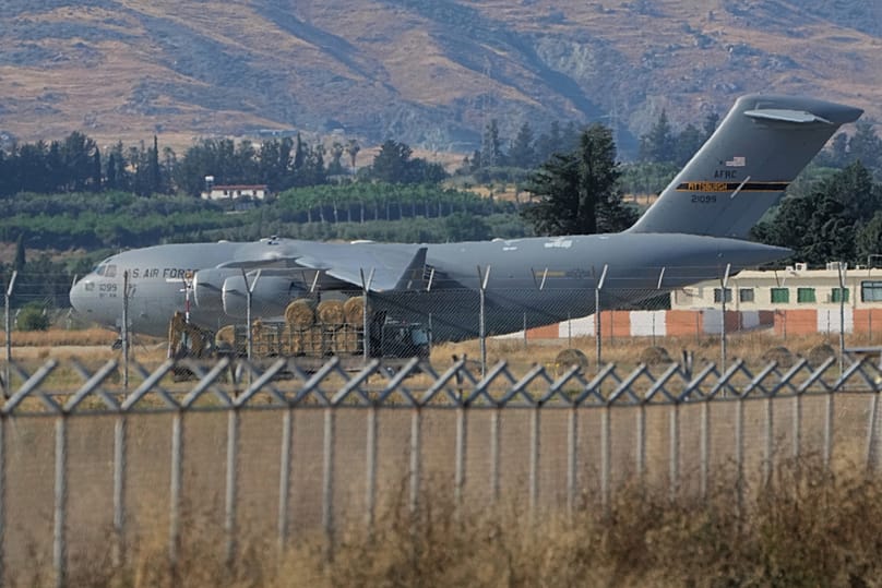 طائرة نقل عسكرية أمريكية من طراز "C-17 غلوب ماستر" في قاعدة أندرياس باباندريو الجوية في قبرص، 18 حزيران 2025.