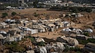 أطفال فلسطينيون يلعبون في منطقة مفتوحة في مخيم مؤقت للنازحين في دير البلح، وسط قطاع غزة، الجمعة 7 أغسطس/آب 2026. (صورة من وكالة أسوشيتد برس/عبد الكريم حنا)