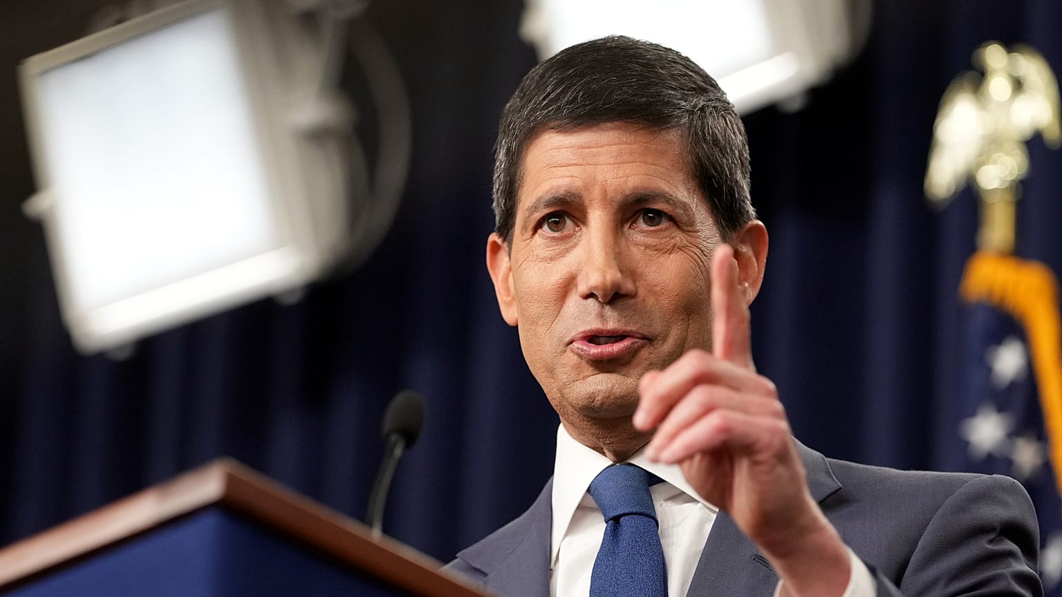 A Fed elnöke, Kevin Warsh sajtótájékoztatón beszél a washingtoni jegybankban 2026. július 29-én, szerdán. (AP fotó: Mark Schiefelbein)