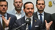 El presidente de Colombia, Abelardo de la Espriella, interviene tras presidir una reunión sobre la respuesta ante el terremoto en Bogotá, Colombia,10 de agosto de 2026.