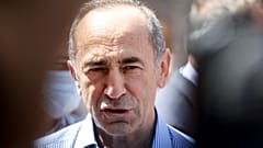 ARCHIWUM: były prezydent Armenii, Robert Koczarian, rozmawia z dziennikarzami, wychodząc z lokalu wyborczego podczas wyborów parlamentarnych w Erywaniu, 20 czerwca 2021 r.