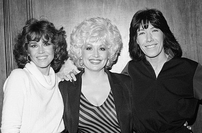 Jane Fonda, sinistra, Dolly Parton, centro, e Lily Tomlin, destra, partecipano a una conferenza stampa a Los Angeles per promuovere il loro film "9 to 5", 12 dicembre 1980