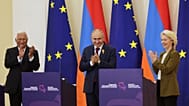 من اليسار، رئيس المجلس الأوروبي أنطونيو كوستا، ورئيس وزراء أرمينيا نيكول باشينيان، ورئيسة المفوضية الأوروبية أورسولا فون دير لاين في ختام مؤتمر صحفي خلال قمة الاتحاد الأوروبي 