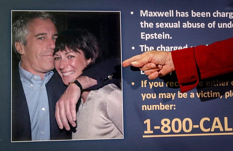 Audrey Strauss, procuradora federal interina do Distrito Sul de Nova Iorque, aponta para uma fotografia de Jeffrey Epstein e Ghislaine Maxwell em Nova Iorque, a 2 de julho de 2020