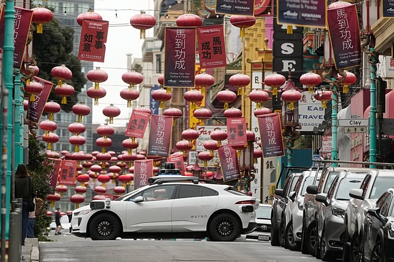 Autonomes Waymo-Auto in Chinatown, San Francisco. 25. Februar 2026