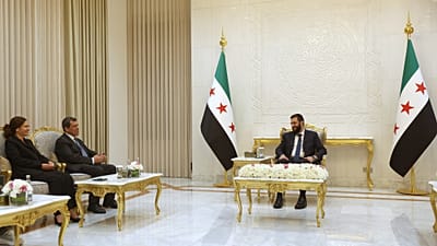 دیدار احمد شرع (راست)، با مظلوم عبدی، فرمانده نیروهای دموکراتیک سوریه (چپ)، در کاخ ریاست جمهوری در دمشق، سه‌شنبه، ۲۵ اوت ۲۰۲۶.