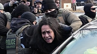 Η Αλίγια Ράχμαν κρατείται από ομοσπονδιακούς πράκτορες κοντά στο σημείο όπου η Ρενέ Γκουντ σκοτώθηκε από πράκτορα της ICE στις 13 Ιαν. 2026 στη Μίνεαπολις