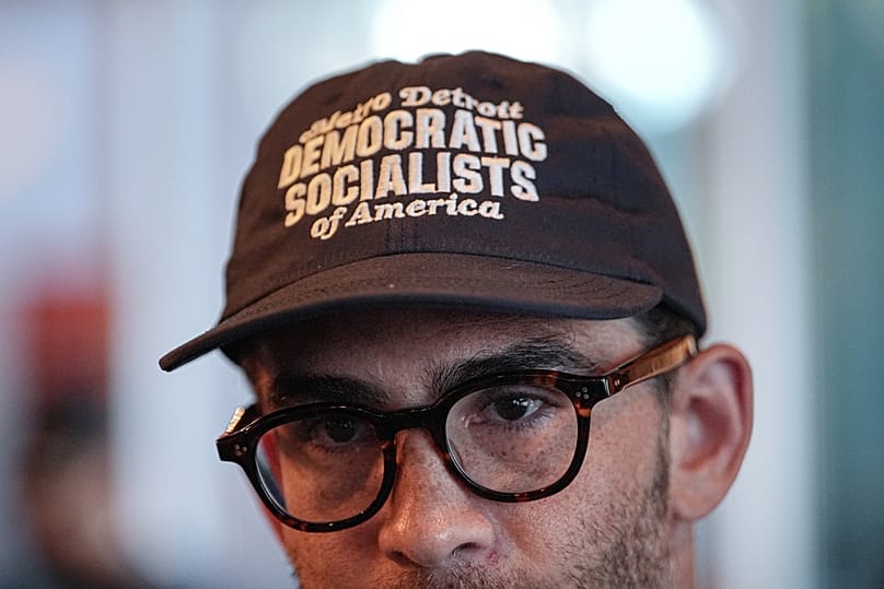 Hasan Piker, Michigan'daki Demokrat Parti ön seçimi öncesinde Detroit'teki bir restoranda ilerici adaylar için seçmenlerden destek istiyor, 3 Ağustos 2026.