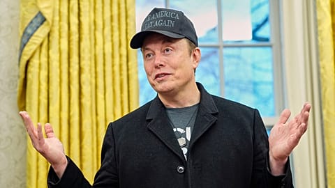 ARQUIVO - Elon Musk discursa num evento com o presidente Donald Trump, na Sala Oval da Casa Branca, em Washington, a 11 de fevereiro de 2025