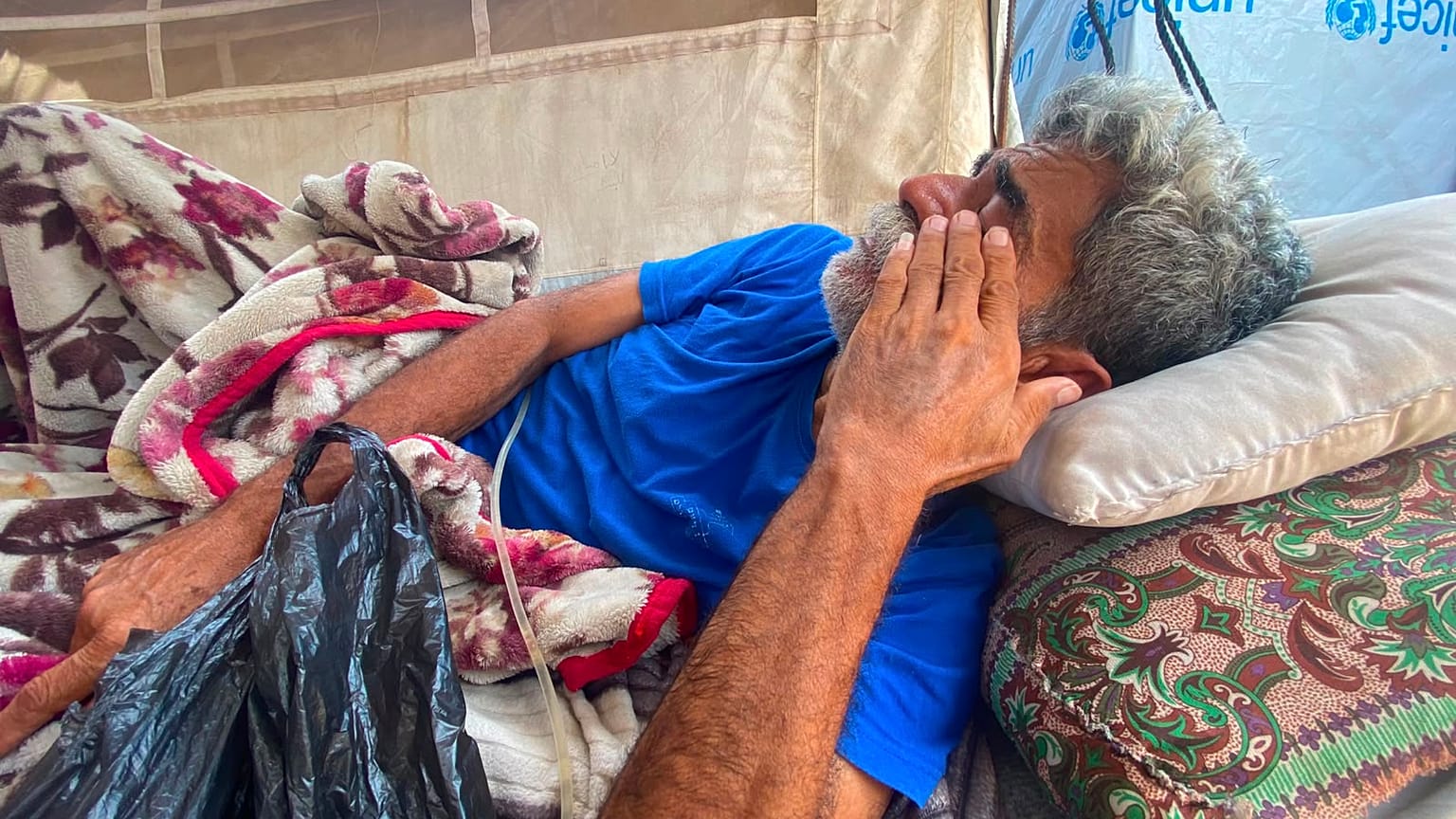 محمد البشليقي مريض سرطان نازح إلى دير البلح