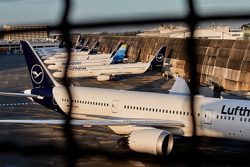 Aviões da Lufthansa estacionados no Aeroporto de Frankfurt, 12 de março de 2026
