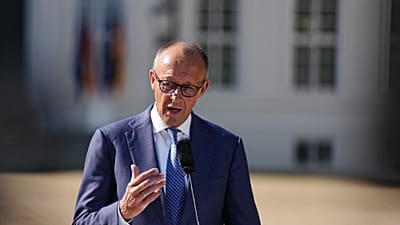 Ο καγκελάριος Φρίντριχ Μερτς μιλά πριν από την κλειστή συνεδρίαση της ομοσπονδιακής κυβέρνησης στο κάστρο Νόϊχαρντενμπεργκ, 25 Αυγούστου 2026.