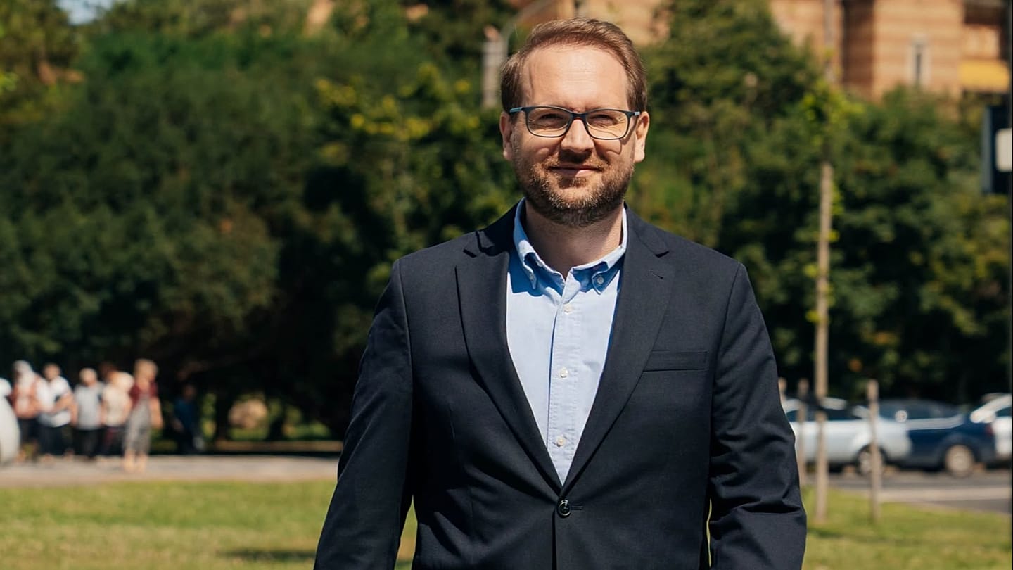 Romanya'da, liberal parti liderinin belediye başkanlığından alınmasını öngören tartışmalı yasa onaylandı