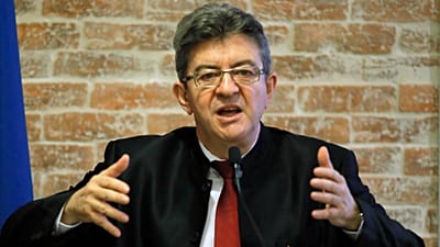 Il leader della sinistra francese Jean-Luc Mélenchon tiene un discorso durante un incontro sulla difesa a Parigi, venerdì 31 marzo 2017.