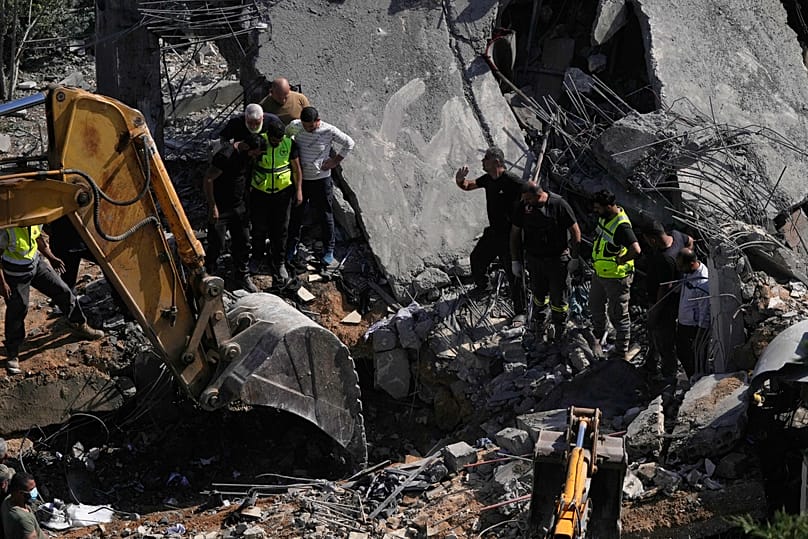 عمال إنقاذ يبحثون عن ناجين بين أنقاض منازل دمّرتها غارة إسرائيلية في بلدة الصرفند جنوب لبنان، 9 أيار 2026.