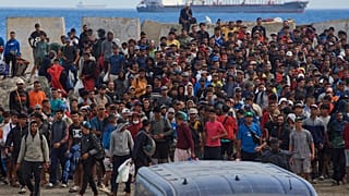 Miles de personas, agrupadas en Ceuta y controladas por la Policía