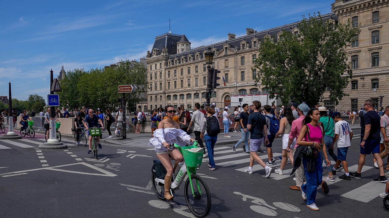 Des cyclistes empruntent les pistes cyclables aménagées sur les berges de Paris lors des Jeux olympiques d'été de 2024, le dimanche 28 juillet 2024, à Paris, en France.
