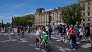 Des cyclistes empruntent les pistes cyclables aménagées sur les berges de Paris lors des Jeux olympiques d'été de 2024, le dimanche 28 juillet 2024, à Paris, en France.