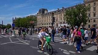 Des cyclistes empruntent les pistes cyclables aménagées sur les berges de Paris lors des Jeux olympiques d'été de 2024, le dimanche 28 juillet 2024, à Paris, en France.