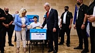رئيس الوزراء الإسرائيلي بنيامين نتنياهو وزوجته سارة يدليان بصوتيهما في الانتخابات التمهيدية لحزب "الليكود"، 17 آب 2026.