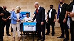 رئيس الوزراء الإسرائيلي بنيامين نتنياهو وزوجته سارة يدليان بصوتيهما في الانتخابات التمهيدية لحزب "الليكود"، 17 آب 2026.