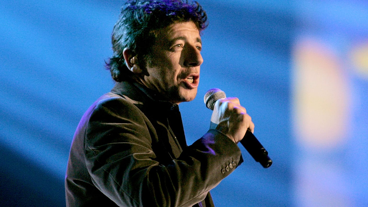 ARCHIVIO – Patrick Bruel alle Victoires de la Musique, a Parigi, il 10 marzo 2007 (Foto AP / Jacques Brinon)