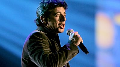 ARCHIVES – Patrick Bruel aux Victoires de la Musique, à Paris, le 10 mars 2007 (AP Photo / Jacques Brinon)