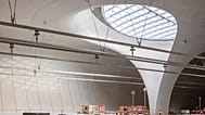 Ein gläsernes „Lichtauge“ in der Bahnsteighalle des neuen Stuttgarter Hauptbahnhofs.