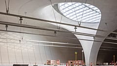 Um “olho de luz” em vidro na sala das plataformas da nova estação ferroviária de Estugarda