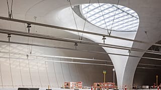 Un "occhio di luce" di vetro nell'atrio delle banchine della nuova stazione di Stoccarda.