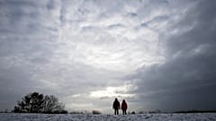 Wandern im Schnee bei Hamburg - Symbolbild 