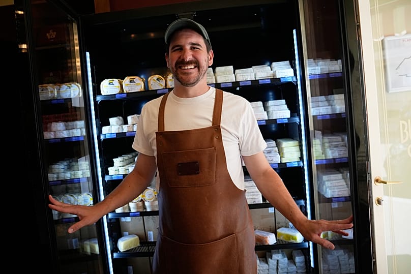 Ο ιδιοκτήτης του Le Butter Shop, Erwan Leo, στο κατάστημά του αφιερωμένο αποκλειστικά στο βούτυρο στο Παρίσι, Γαλλία