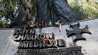 Tablica upamiętniająca polskich oficerów zamordowanych przez NKWD