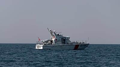 قارب للحرس الوطني التونسي خلال عملية بحث عقب غرق مركب مهاجرين قبالة سواحل جرجيس، 23 آب 2026.