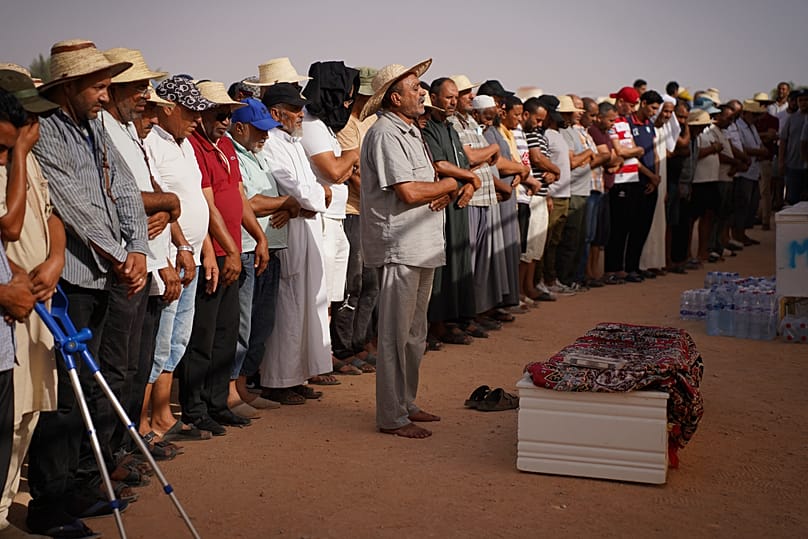 أهالي بن قردان يؤدون الصلاة قبل تشييع مهاجرين قضوا إثر غرق مركبهم قبالة جنوب شرقي تونس، 26 آب 2026.